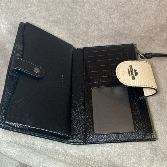 🤎COACH🤎Phone Wallet In Color Block/Olive Green & Off White/EUC - Picture 8 of 12